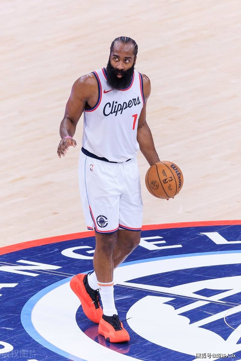 包含关键时刻体能课后，洛杉矶快船战术微调备战NBA季后赛，悬念犹存，纪律约束更严格的词条